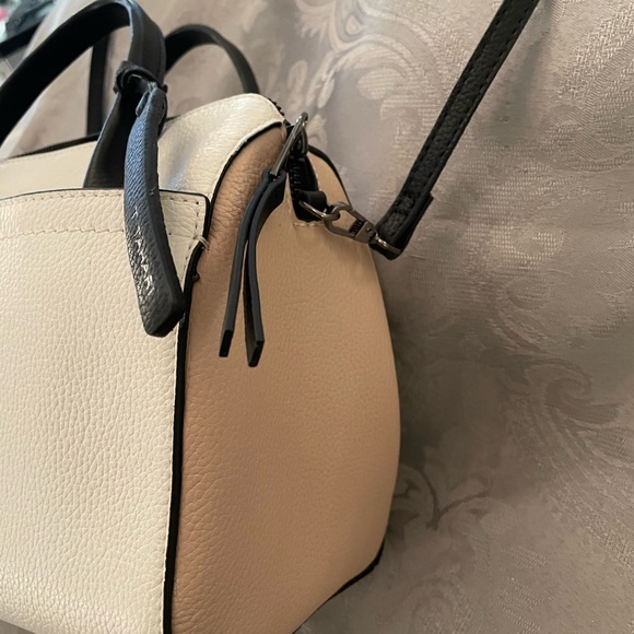 NWOT.Tahari handbag with shoulder strap option - Picture 5 of 11